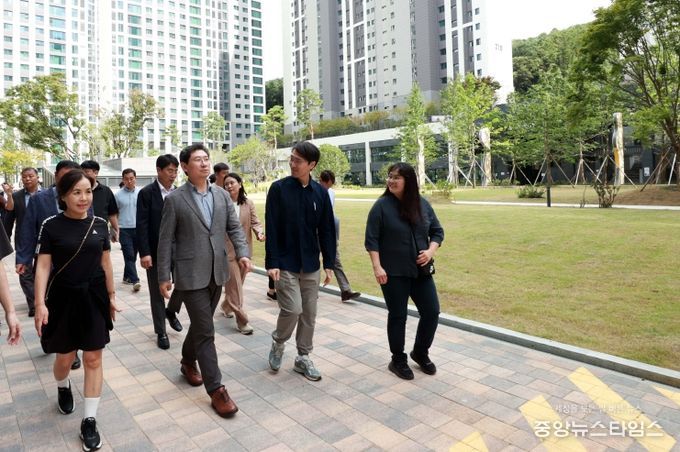 이상일 용인특례시장은 23일 힐스테이트 몬테로이 단지를 찾아 주민들과 '소통버스킹'을 진행했다.(용인시 제공)