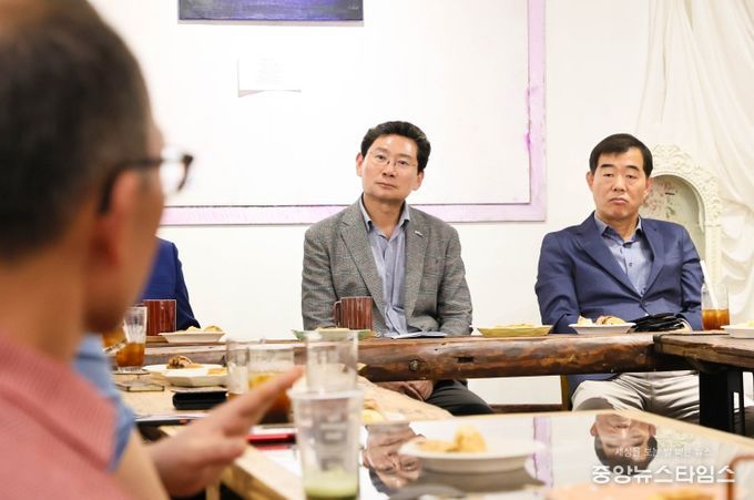 이상일 용인특례시장이 23일 처인구 지역내 상인들을 만나 지역상권 활성화 방안을 논의했다.(용인시 제공)