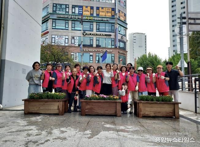 23일 동탄3동 주민들이 환경정화 및 국화식재 활동에서 기념촬영하고 있다.(화성시 제공)