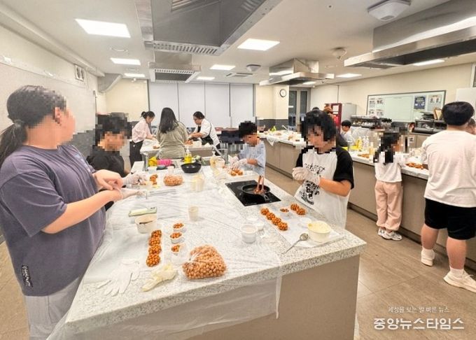 지난 22일 광명시평생학습원 공유부엌에서 드림스타트 사례관리 아동 16명을 대상으로 제4차 원데이 클래스가 진행되고 있다.