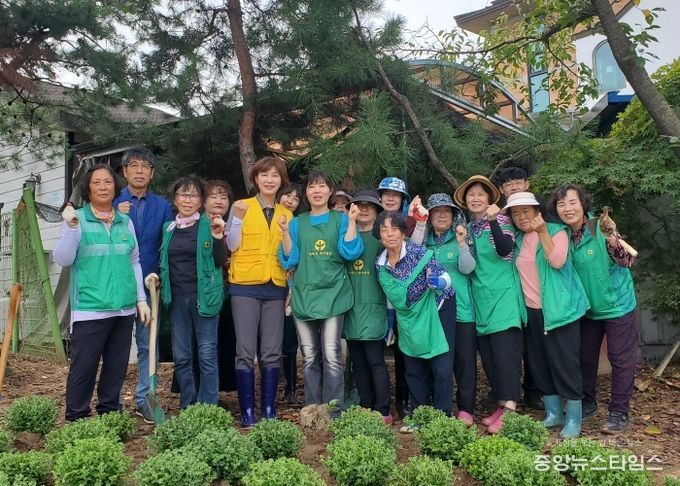 평택시 청북읍 새마을부녀회, 가을맞이 가을꽃 식재로 청북읍 ‘새단장’