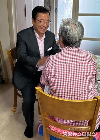 이현재 하남시장이 취약계층 가정에 직접 찾아 격려하고 생활 불편 사항을 살피며 안부를 확인하고 있다.