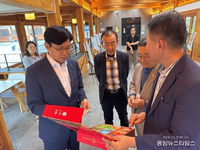 현근택 수원시 제2부시장이 지난(济南) 무형문화유산 전통 간식 전시 부스를 참관하고 있다.