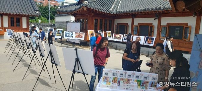 수원시민들이 지난(济南) 미식문화전을 관람하고 있다.