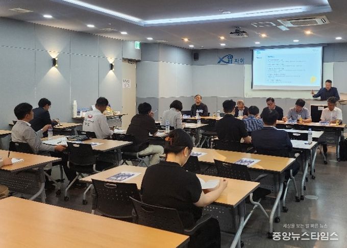 지난 24일 광명역 자이타워 대강당에서 '기업ON(온)광명, 묻고 답하는 SOS(에스오에스) 현장 간담회'가 진행 중이다.