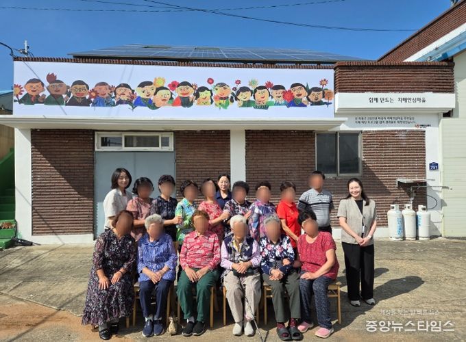 치매인식개선 벽화 작업 후 사진