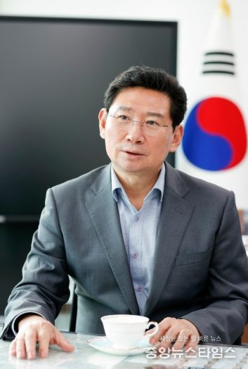 이상일 용인특례시장이 8월 13일 구윤철 기획재정부 장관에게 '용인 첨단시스템반도체 클러스터 국가산업단지'에 토지를 수용당한 이주민을 위한 지원책을 담은 서한문을 보냈다.(용인시 제공)