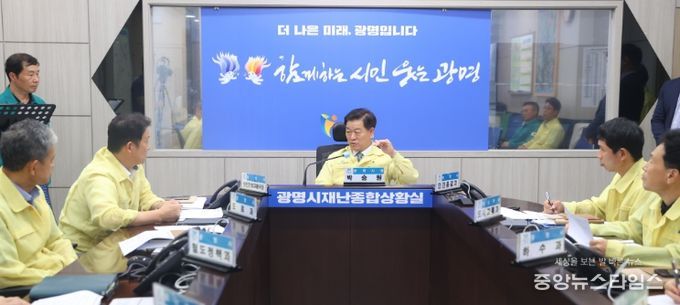 박승원 광명시장이 지난 25일 재난종합상활실에서 열린 재난안전통신망을 활용한 합동 시나리오 훈련에 참석해 발언하고 있다.