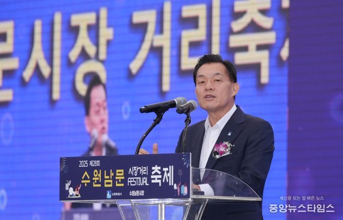 이재준 수원시장이 제28회 수원남문시장 거리축제 개막행사에서 인사말을 하고 있다.