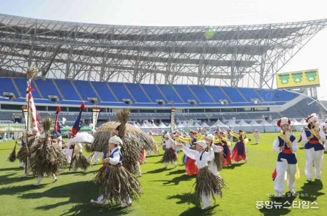 용인시청소년연희단은 27일 '2025 대한민국 조아용 페스티벌' 행사장에서 제66회 한국민속예술제 청소년부 경연 출정식을 겸한 전통 놀이 시연을 했다