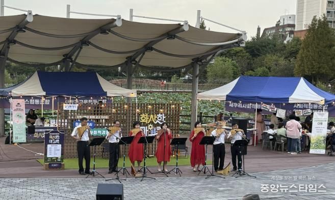 27일 2025 사회적경제 나눔장터 '화사한 마켓'에서 지역 예술 동아리가 공연을 하고 있다