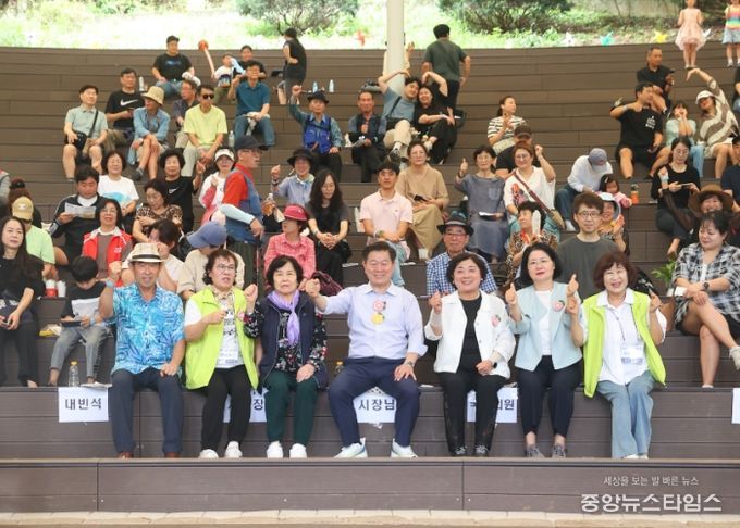 박승원 광명시장(사진 가운데)이 지난 27일 도덕산공원에서 열린 '제15회 도덕산 주민한마음축제'에 참석해 기념사진을 촬영하고 있다.