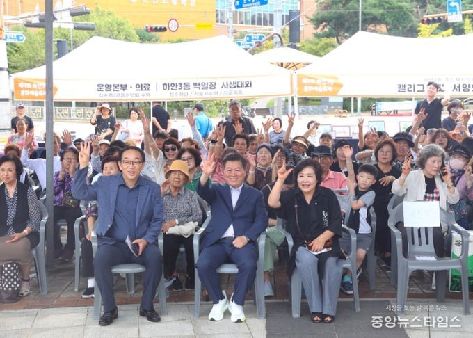 박승원 광명시장(사진 맨 앞 가운데)이 지난 27일 달맞이어린이공원에서 열린 '2025년 하안3동 문화예술축제'에 참석해 기념사진을 촬영하고 있다.