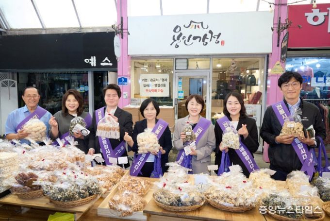 용인특례시의회 의원들이 용인중앙시장을 방문해 장보기를 실시했다.