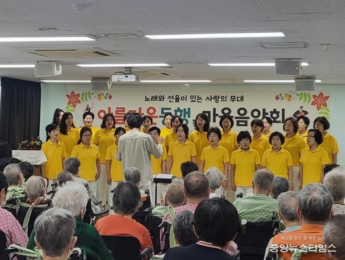 안산시 단원구여성합창단이 시립노인전문병원에서 '찾아가는 음악회'를 진행하고 있다