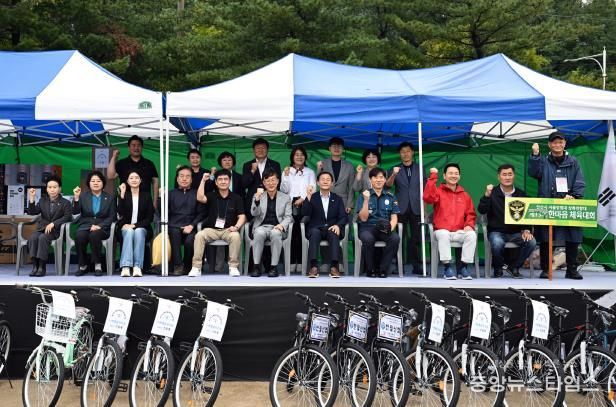 이민근 안산시장(앞줄 왼쪽 여섯번째)이 제13회 상록구 자율방범대 한마음 체육대회에서 참석자들과 함께 기념촬영을 하고 있다.