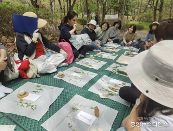 상현도서관 ‘숲 테라피’ 프로그램 모습.(용인시 제공)