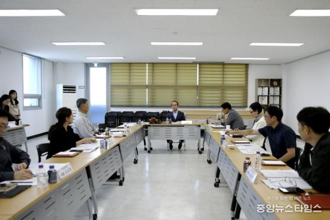 29일 월롱본부 대회의실에서 계약심의위원회 안건 심의 진행중인 모습