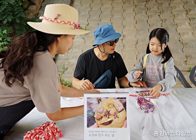 ‘2025년 에코생활 실천사업’행사에 참여한 가족단위 참가자들이 즐거운 시간을 보내고 있다.