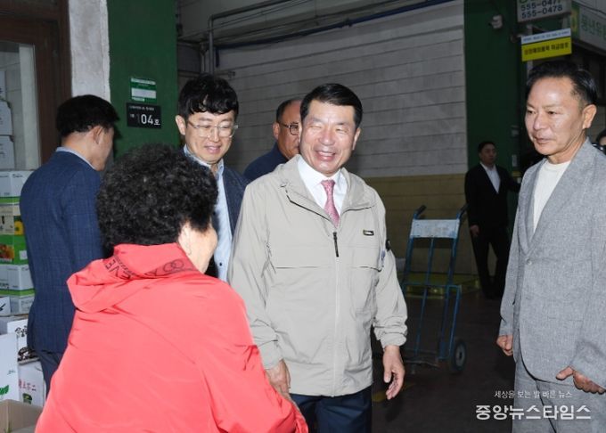 백경현 구리시장, 추석 앞두고 도매시장 찾아 따뜻한 장보기 동행