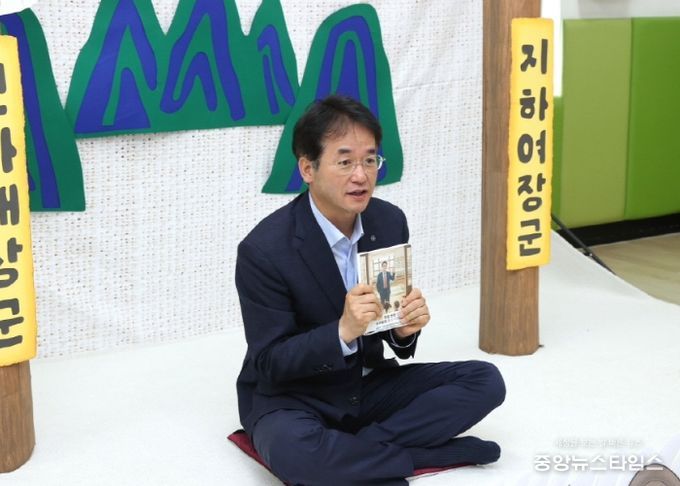 고양시청 어린이집을 방문한 이동환 고양특례시장이 원아들과 대화를 나누고 있다.