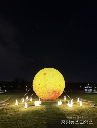 일산호수공원 한울광장에 설치된 대형 보름달 조형물