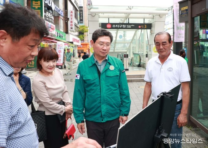 이상일 용인특례시장이 지난 8월 14일 수지구청역 버스정류장을 찾아 노후차량 교체와 정류장 확장 계획을 살피고 있다.(용인시 제공)