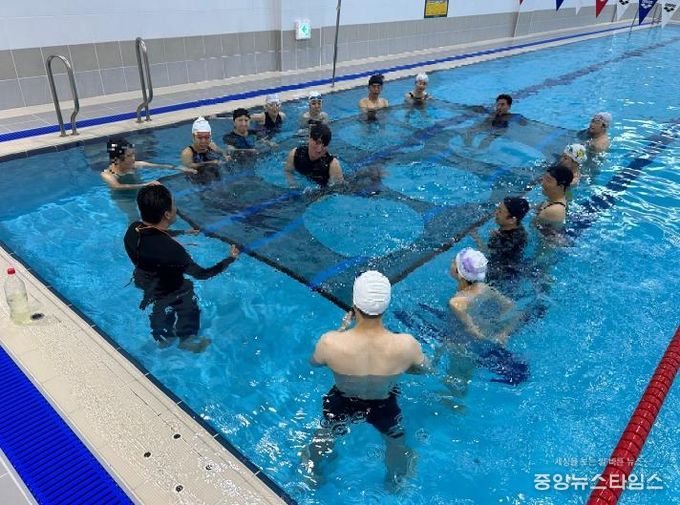 생존수영 강습 사진