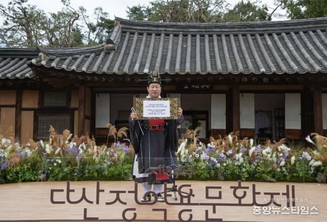 주광덕 시장이 다산의 메시지를 시민들에게 선보이고 있다.
