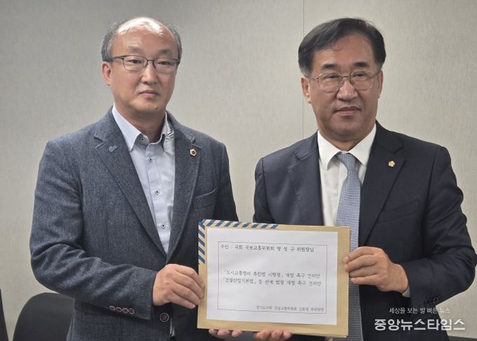 김동영 의원, 국회 국토교통위원회 맹성규 위원장 만나 ‘건설교통 현안 해결 건의안’ 전달