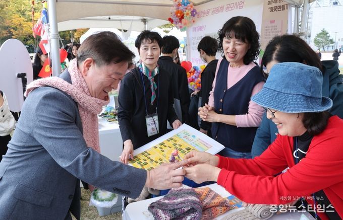 박승원 광명시장이 지난 25일 광명시민체육관에서 '소통과 화합, 함께 여는 마을공동체'를 주제로 열린 '동상일몽 통(通)하는 날' 행사 부스에 방문해 마을공동체 위원들과 소통하고 있다.(광명시 제공)