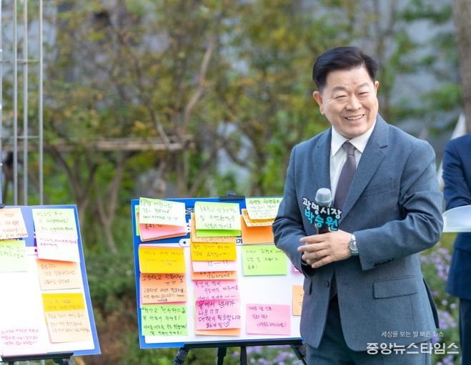 박승원 광명시장이 지난 25일 오후 트리우스광명 아파트에서 열린 시민 소통 프로그램 '아주 소중한 하루의 만남(아소하)'를 통해 시민들과 소통하고 있다.(광명시 제공)