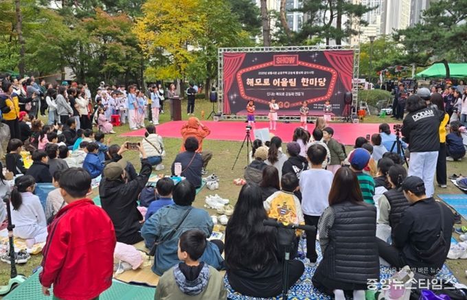 지난 25일 '생활사촌' 공동주택 공동체 활성화 사업에 참여 중인 해모로이연아파트 단지에서 주민이 직접 기획하고 운영한 프로그램이 진행되고 있다.(광명시 제공)