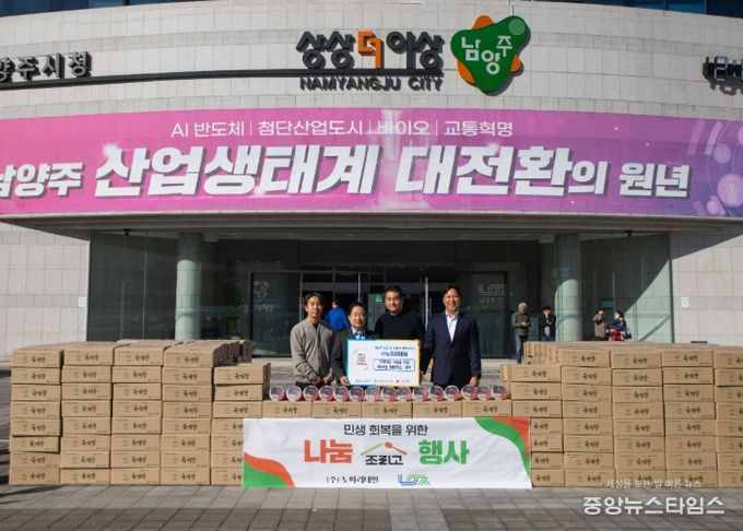 (왼쪽부터) 김희석 유통대표, 주광덕 시장, 임재경 대표, 김덕현 마케팅대표