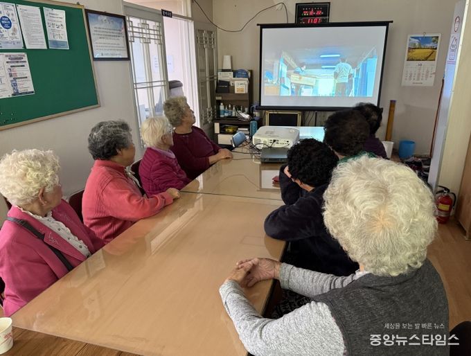 통장공동체‘마을 사랑지기’ 경로당 힐링시네마 상영