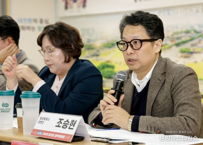 조승현 화성특례시 대변인이 27일 열린 경기도 정조대왕능행차 유네스코 인류문형문화유산 등재 전략 정책토론회에서 발언하고 있다.(화성특례시 제공)