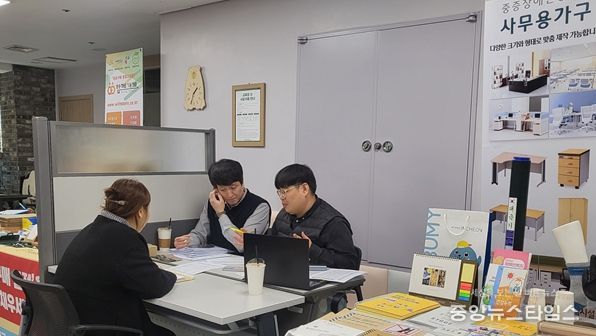 인천시립장애인생산품판매시설 직원들이 지난 3월 연수구청을 방문해 중증장애인 생산품 우선구매 담당자를 대상으로 컨설팅을 하고 있다.