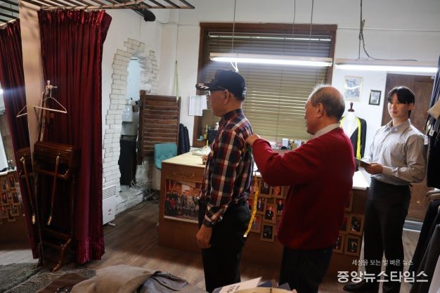 인천보훈지청-김주현 바이각 후원 해군 첩보부대 근무 중 부상 입은 국가유공자에 맞춤 정장 증정