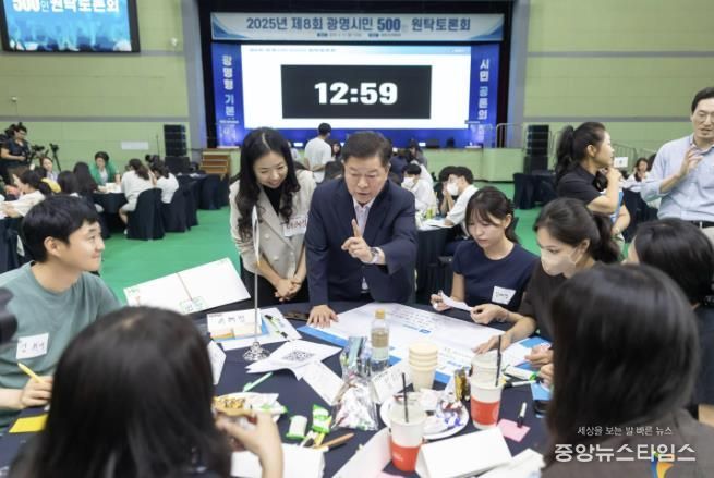 박승원 광명시장이 지난 9월 광명시민체육관에서 열린 '제8회 광명시민 500인 원탁토론회'에서 시민들과 함께 정책을 논의하고 있다.(광명시 제공)