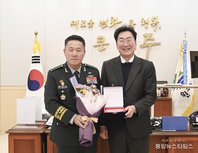 원주시, 제36보병사단 하헌철 사단장에 명예시민증 수여