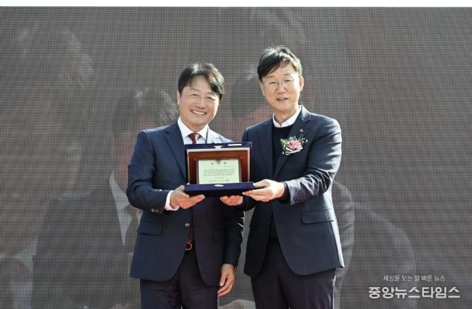 이민근 안산시장(오른쪽)이 윤동열 안산대학교 총장(왼쪽)으로부터 감사패를 전달받고 함께 기념촬영을 하고 있다.