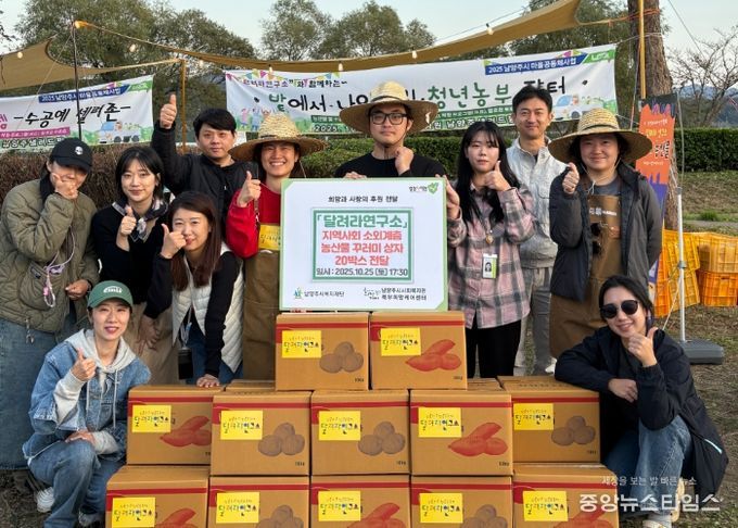 현판 기준 오른쪽 첫 번째 북부희망케어센터 정지우 사회복지사, 현판 기준 왼쪽 첫 번째 달려라연구소 지은정 소장