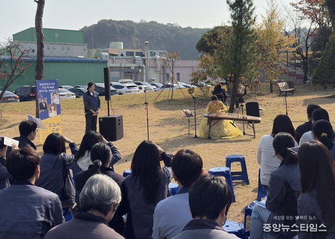 화성시립양감작은도서관이 31일 기업 근로자를 위한 찾아가는 문화공연을 운영하고 있다
