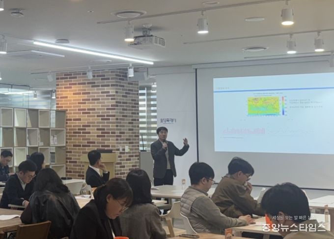 화성특례시가 31일 시민, 기업, 공공기관 관계자 등을 대상으로 탄소중립 역량강화 교육을 하고 있다