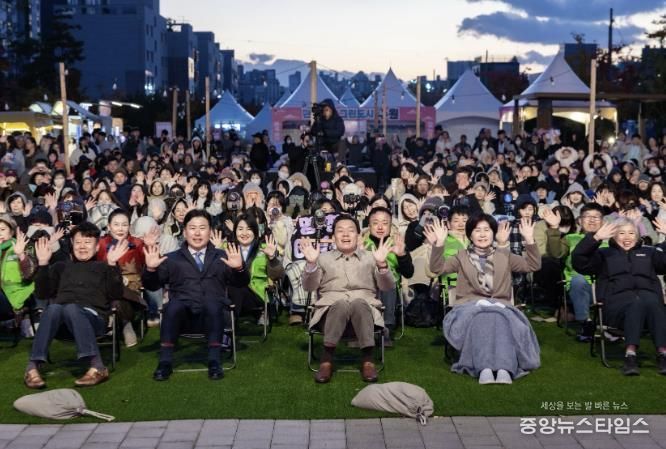이재준 수원시장(가운데), 백혜련 의원(수원시을), 수원시의회 윤경선 의원, 이병진 수원도시재단 이사장, 김종석 권선구청장 등이 탄소중립 한마당 축제에 참가한 시민들과 함께하고 있다.