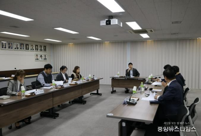 안산시의회 최찬규 의원이 실무부서의 의견을 청취하고 있다.