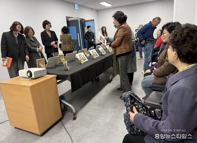 강화군노인복지관, 빛과 모래의 예술 샌드아트 전시 ‘나의 계절 빛나는 모래이야기 展’ 개최