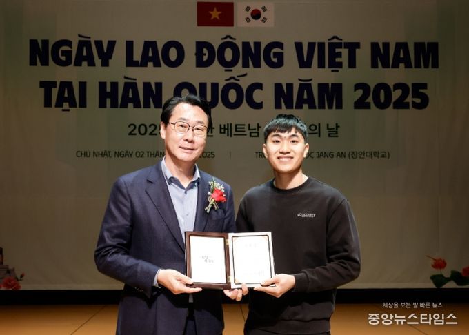 정명근 화성특례시장이 수상자와 함께 기념촬영을 하고있다.(화성시 제공)