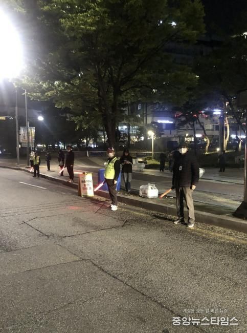 성남 판교 유스페이스 인근에서 관외택시 불법 영업 합동단속 중인 모습