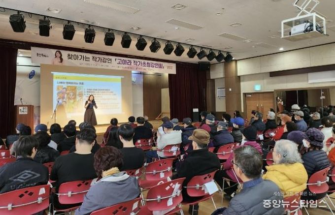 용인특례시가 독서문화 확산을 위해 마련한 '작가들이 간다' 프로그램.(용인시 제공)